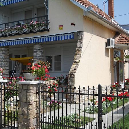Pál Ház Apartamento Abádszalók Exterior foto